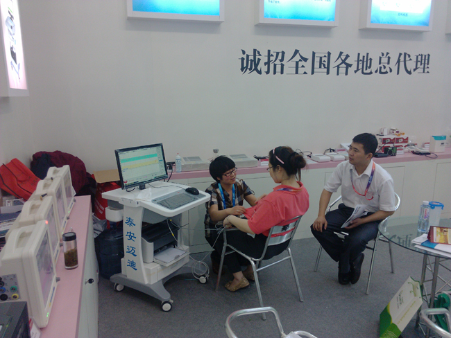 泰安邁迪培訓(xùn)經(jīng)理為客戶現(xiàn)場做胎兒母嬰監(jiān)護(hù)并講解胎兒母嬰監(jiān)護(hù)知識